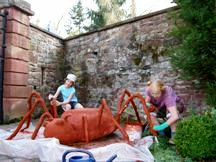 Karin Günther bei der Arbeit an der Spinne