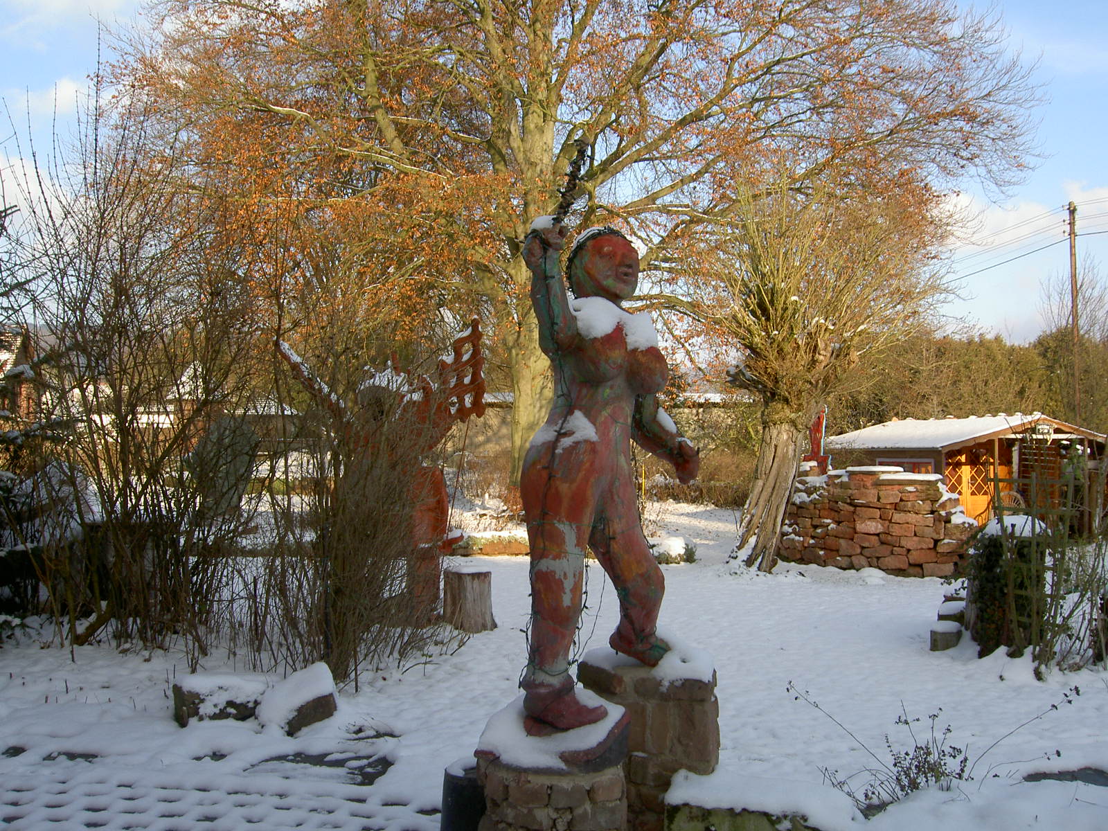 Skulptur: Eva im Winter mit Lichterkette