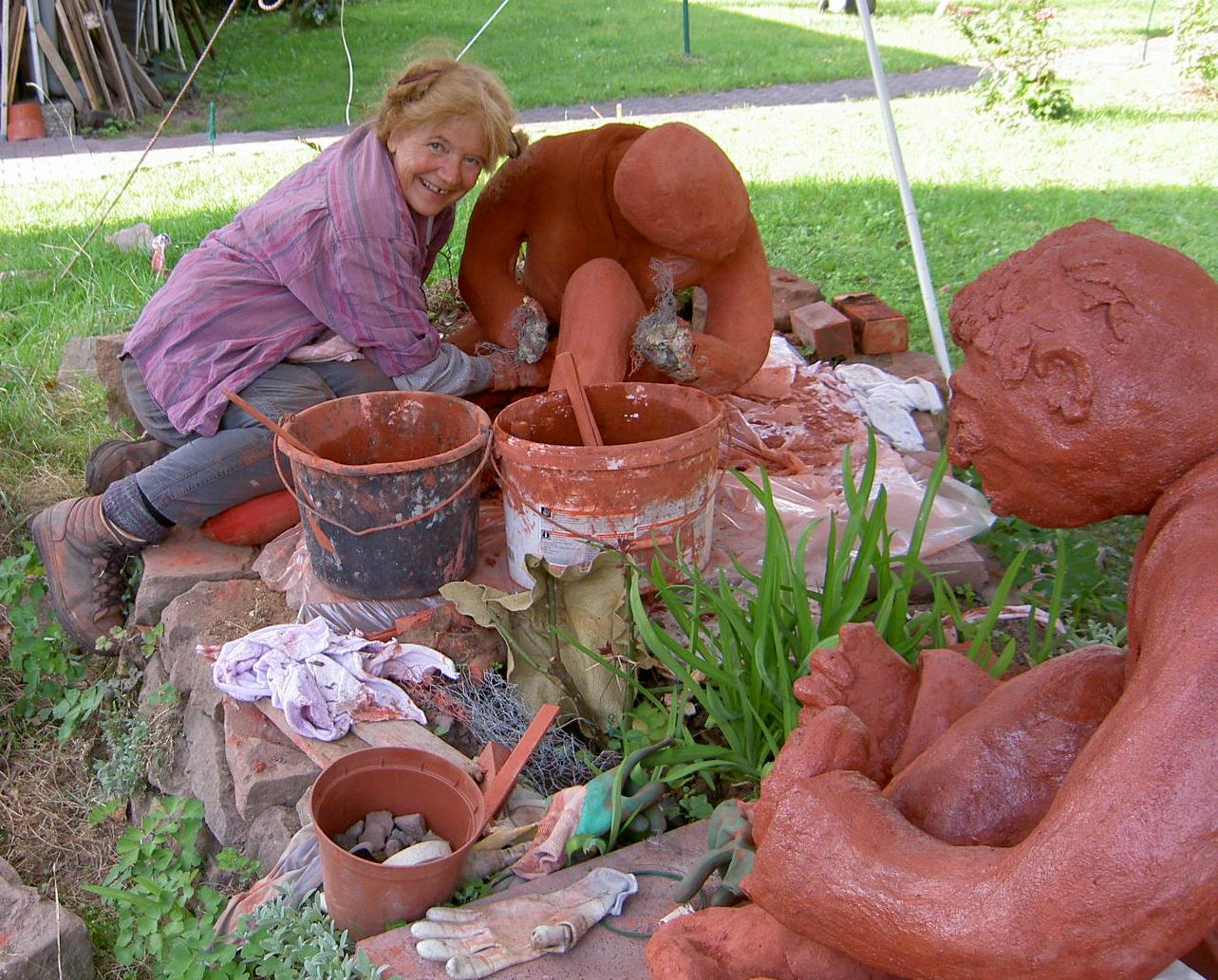 Die Künstlerin Karin Günther bei der Arbeit